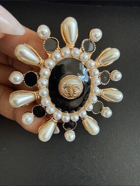Chic Pearl & Black Enamel Sunburst Brooch - Gold Accent